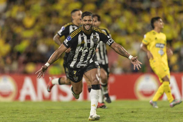 Imagem colorida de Hulk comemorando gol pelo Atlético-MG - Metrópoles