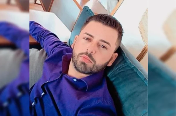 Homem de barba e blusa azul