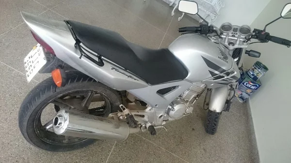 Moto adulterada e porção de maconha são apreendidas pela Polícia Militar