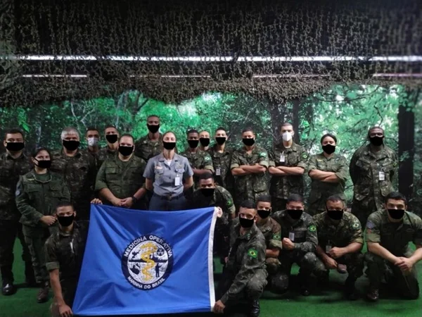 Imagens de militares do Exército com máscaras fakes viralizam na web