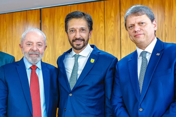 O presidente Lula ao lado do prefeito de SP, Ricardo Nunes, e do governador Tarcísio de Freitas - Metrópoles