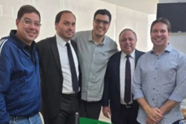Foto colorida de evento em que candidatura de Alexandre Ramagem para prefeitura do Rio é oficializada - Metrópoles