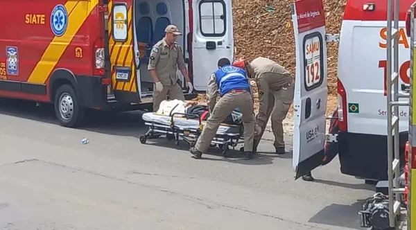 Motociclista bate contra carro e atropela homem de 65 anos em calçada