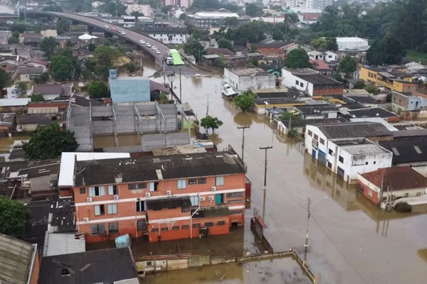 Imagem colorida de cidade inundada por enchente - Metrópoles