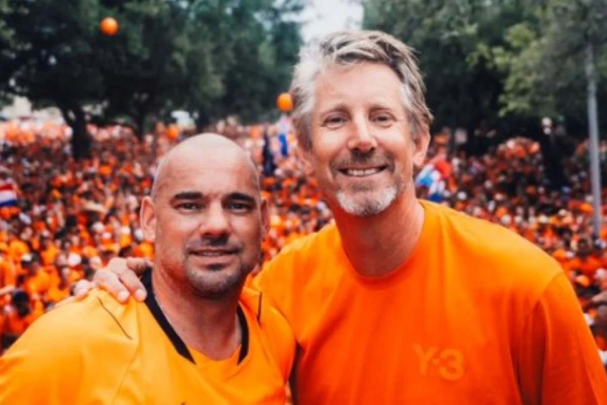 Com Sneijder e Van der Sar, torcida holandesa faz festa em Houston