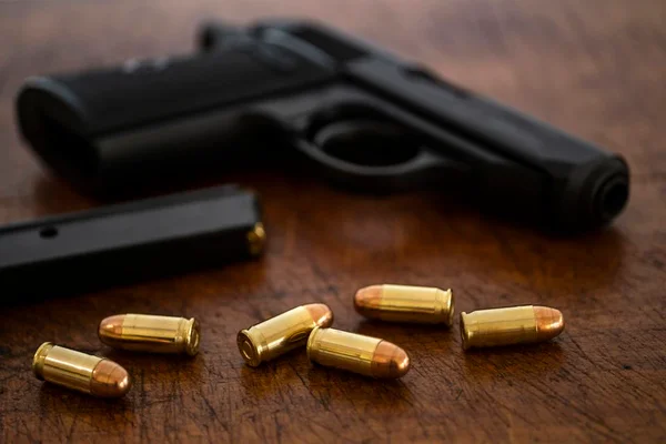 Imagem mostra arma de fogo junto a munições - Metrópoles