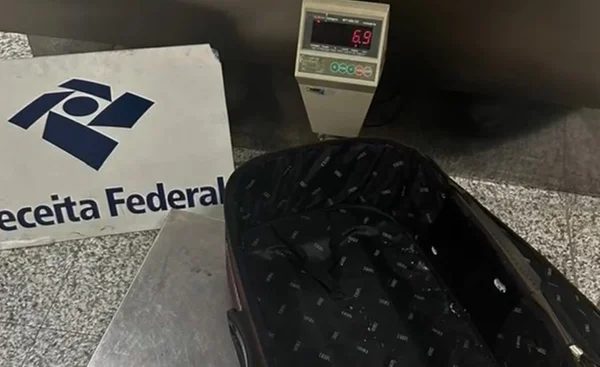 Imagem colorida de mala com cocaína apreendida em Aeroporto