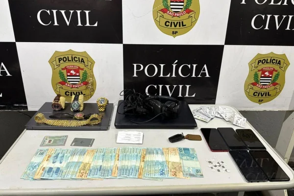 Imagem colorida mostra apreensões na "mansão do crime". Metrópoles