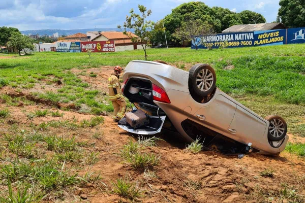 carro capotado