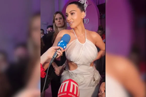 Kim Kardashian durante evento de divulgação de Tudo é Justo no Brasil - Metrópoles