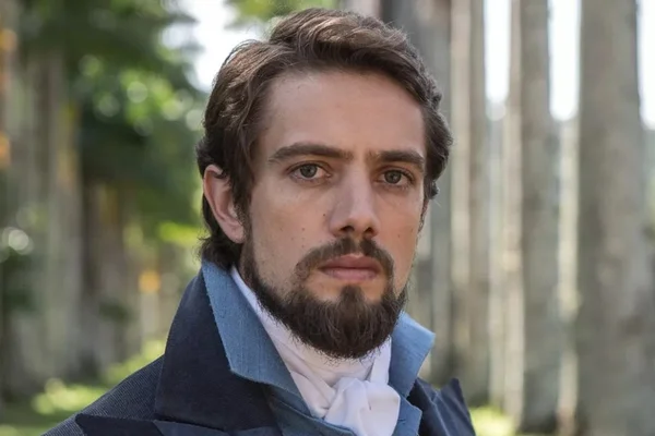 Suado e sem camisa, Rafael Cardoso agita a web: “Chove na minha horta”
