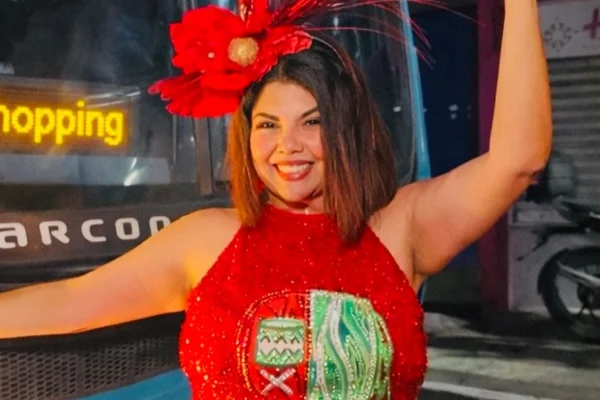 Fabiana Karla ignora críticas por causa do samba: “Carnaval é alegria”