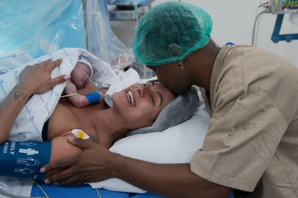 Foto colorida de Carol Peixinho, Thiaguinho e Bento - Metrópoles
