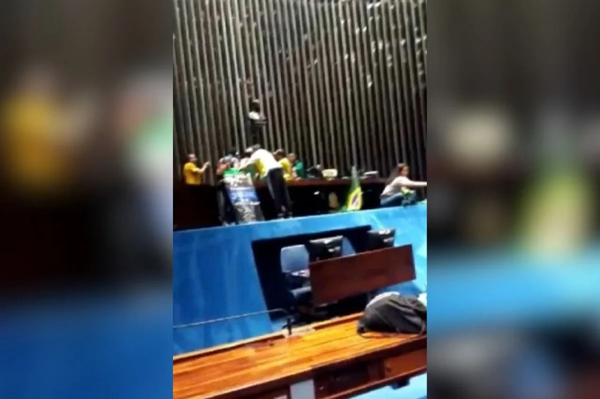 Celular de porteira condenada pelo 8/1 tinha vídeo feito dentro do Senado - imagem 1 Celular de porteira condenada pelo 8/1 tinha vídeo feito dentro do Senado - imagem 1