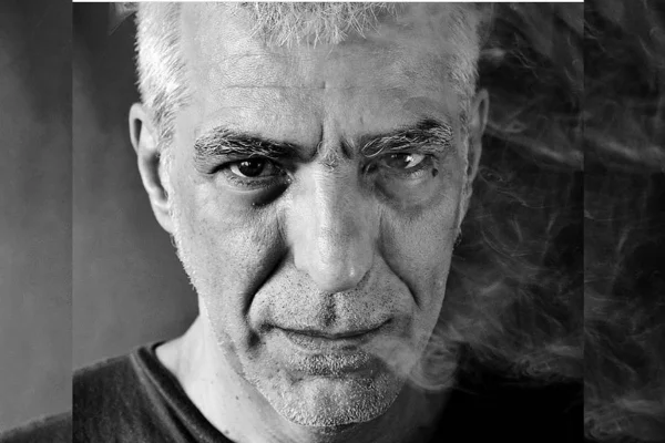 Foto em preto e branco do rosto de um homem de meia idade - Metrópoles