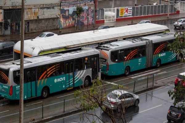Homem tira órgão genital da calça e assedia mulher em ônibus de BH