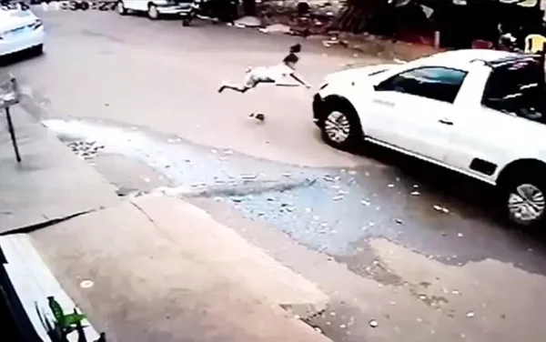 goias criança atropelado e arremessada