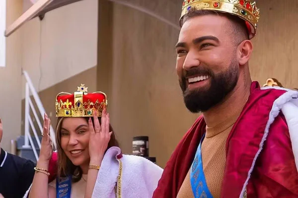 casal com coroa sorrindo