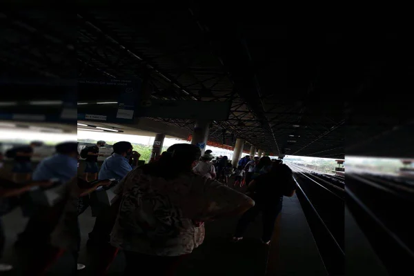 Falta de luz em estação do metrô