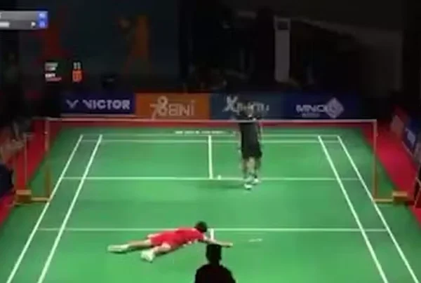 Vídeo: jogador de badminton de 17 anos morre após desmaiar em partida