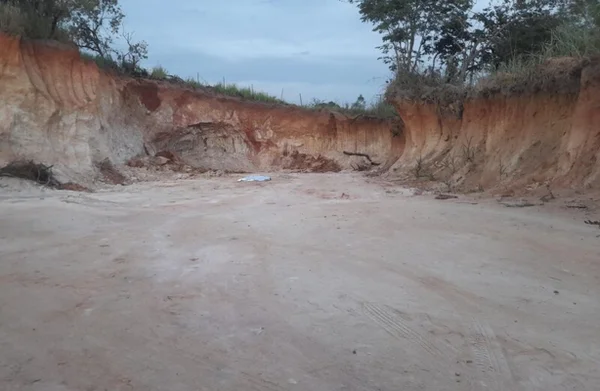 Homens morrem em desmoronamento de barreira no Parque Vera Cruz, em Itaipuaçu