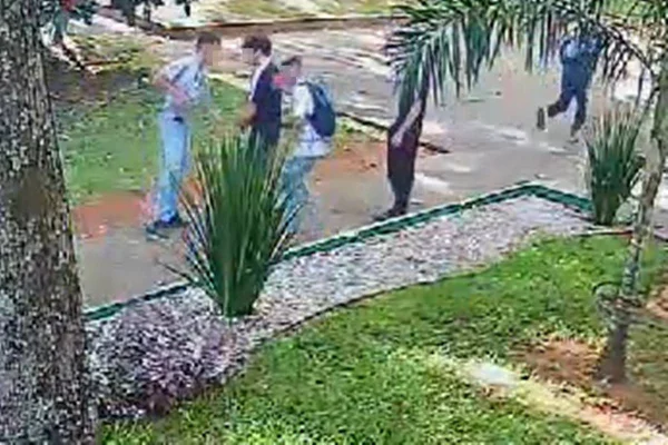 Os moradores e comerciantes da quadra 412 da Asa Sul relatam conviver com medo devido a uma onda de assaltos que vem acontecendo na região. Imagens de câmeras de segurança do bloco S flagraram o momento exato em que um trio de jovens assaltam dois estudantes que voltavam da escola na tarde dessa quarta-feira (22/5). Na tarde desta sexta-feira (24/5), a Polícia Militar do Distrito Federal (PMDF) deteve os suspeitos pelo crime.