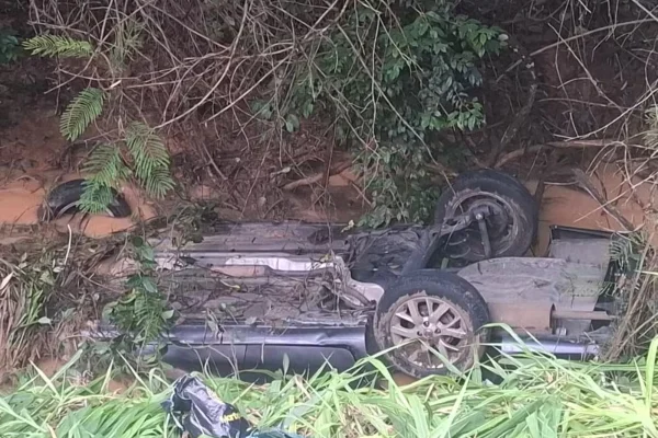 Imagem colorida, Família morre após carro bater em barranco e cair em córrego em MG - Metrópoles