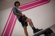 Gui Santos fez tatuagem do filme "Irmão Urso" em homenagem a seu irmão mais novo, Edu Santos, de 22 anos 