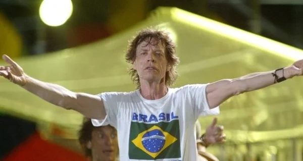 Mick Jagger pergunta aos fãs o que eles querem ouvir no show do Rolling Stones. O Brasil responde, Mick!