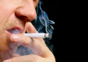 Smoking, stress, sleep deprivation, a sedentary lifestyle, alcohol abuse, frequent unprotected sun exposure and, especially, poor diet are some of the habits that cause inflammation in the body.