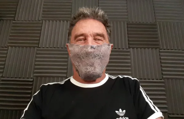 McAfee, criador de antivírus, é preso usando calcinha como máscara