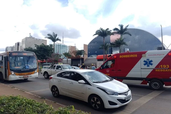 Acidente envolvendo 3 carros na Asa Norte causa engarrafamento na W3