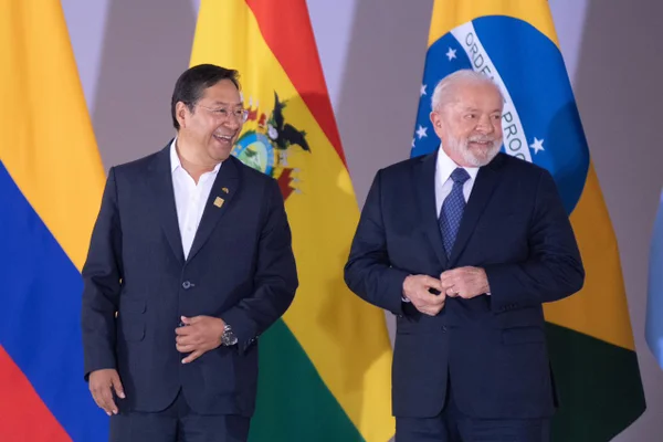 Bolívia aprova 10 propostas do “irmão Lula” para integração, diz Arce
