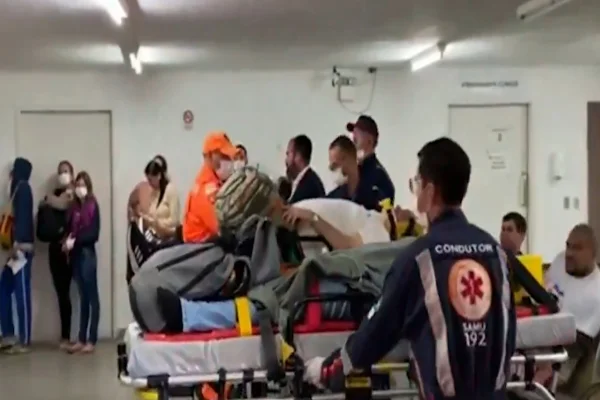 Passageiros recebendo tratamento