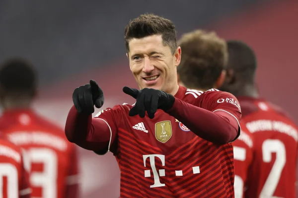 Lewandowski iguala ano mais goleador de Ronaldo e supera Gerd Müller