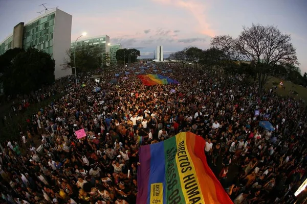 Parada do Orgulho LGBTS movimenta Brasília neste domingo