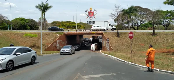 Carro capotado em tesourinha da Asa Sul