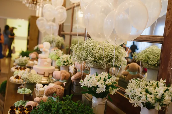 Hortênsias e astromélias foram as flores escolhidas para enfeitar o salão Hortênsias e astromélias foram as flores escolhidas para enfeitar o salão