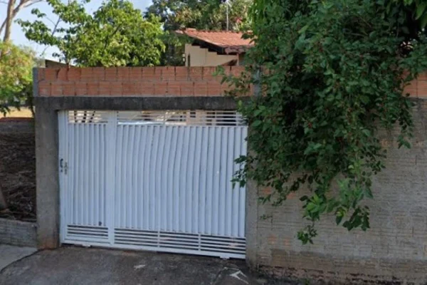 Imagem colorida da fachada de uma residência. Metrópoles