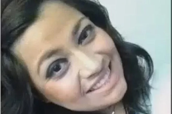 Pai prende filha de 3 anos na cadeirinha e ateia fogo no veículo