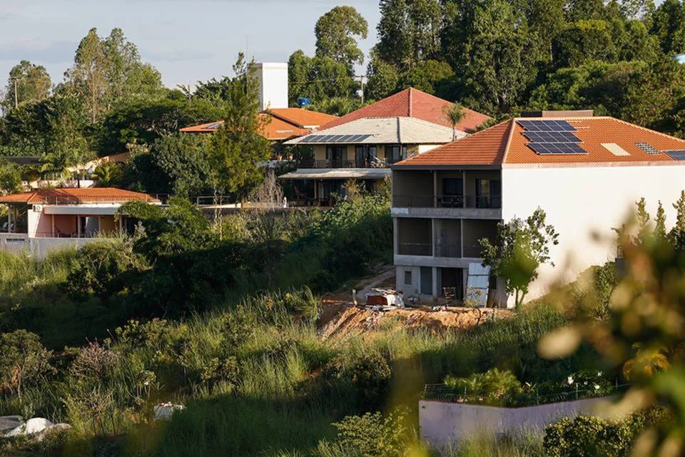 Casas e condomínios de luxo ladeiam a Casa de Dom Inácio, em Abadiânia. Bolha imobiliária estourou com a prisão de João de Deus Casas e condomínios de luxo ladeiam a Casa de Dom Inácio, em Abadiânia. Bolha imobiliária estourou com a prisão de João de Deus