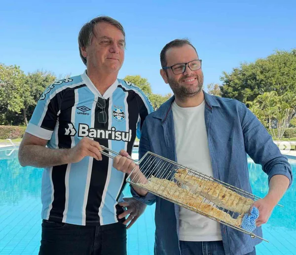 Imagem colorida do ex-presidente Jair Bolsonaro e do senador Jorge Seif (PL-SC) - Metrópoles