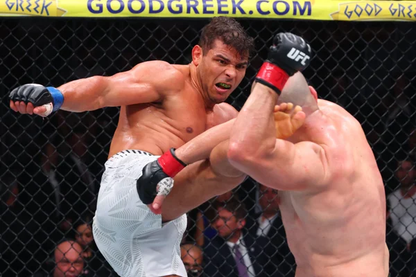 Paulo Borrachinha nocauteia russo, que sai cambaleando no UFC 327