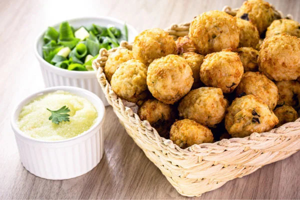 Imagem colorida de bolinhos de arroz e povolone