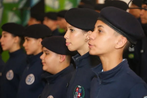 Fotografia colorida mostra coral de estudantes de escola cívico-militar no Palácio dos Bandeirantes; eles estão enfileirados de perfil; edital está suspenso - Metrópoles