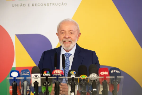 Imagem colorida de Lula - Metrópoles