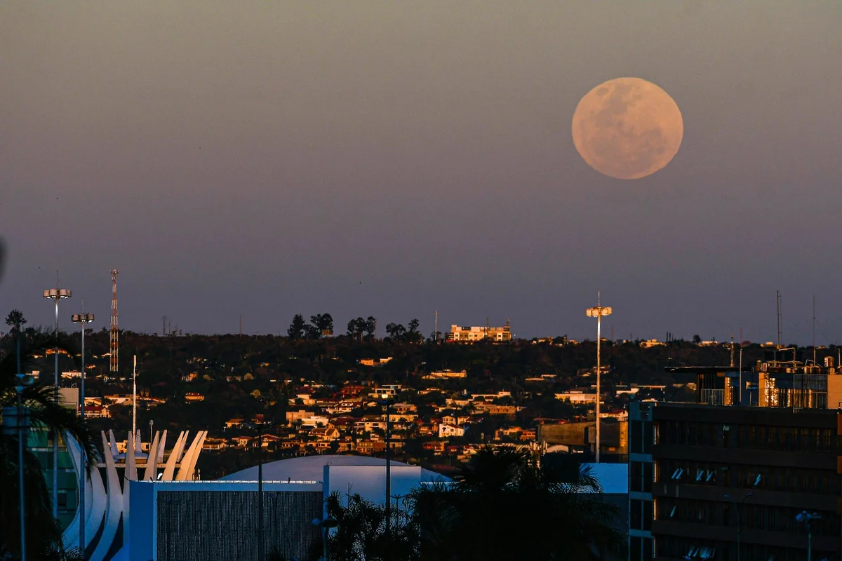 A Lua de morango surgiu no céu do Distrito Federal com tons alaranjados no início da noite desta segunda-feira (29/6). O ápice da iluminação ocorre às 20h57 A Lua de morango surgiu no céu do Distrito Federal com tons alaranjados no início da noite desta segunda-feira (29/6). O ápice da iluminação ocorre às 20h57