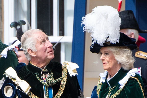 Rei Charles fica furioso com gafe de Camilla e William ri da situação