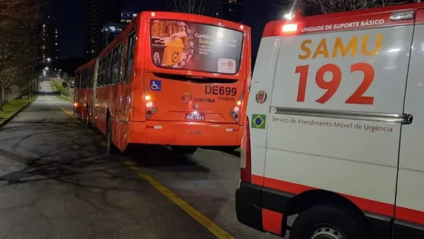 Imagem colorida de ônibus articulado e SAMU - Metrópoles