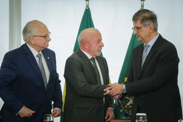 Crise no STF: Lula ataca “indústria das fake news e vazamentos seletivos” - destaque galeria Crise no STF: Lula ataca “indústria das fake news e vazamentos seletivos” - destaque galeria